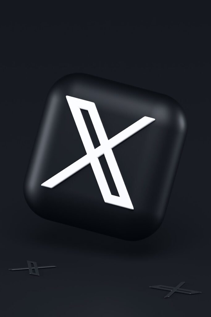 Logo sociální sítě X na černém pozadí