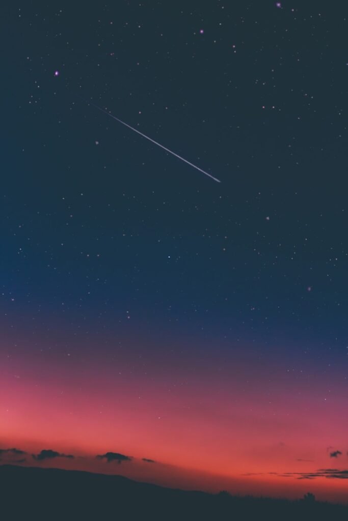 Padající hvězdy na obloze. Ilustrativní fotka k půjčovně Starlink