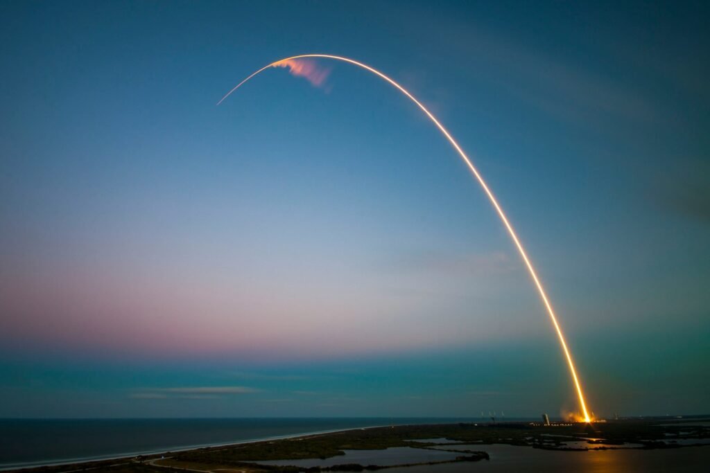 Start rakety Falcon 9 s družicemi Starlink 11-18 od SpaceX na noční obloze