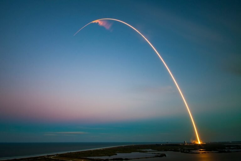 Start rakety Falcon 9 s družicemi Starlink 11-18 od SpaceX na noční obloze