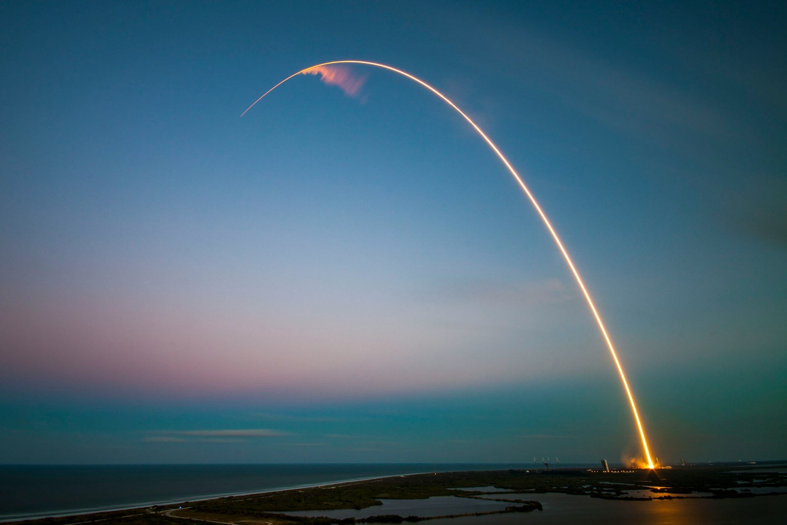 Start rakety Falcon 9 s družicemi Starlink 11-18 od SpaceX na noční obloze